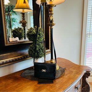 UNBRANDED BLACK CROSSBODY 25” DROP GOOD COND 7”W - 5” H - 2” D GOLD-TONE